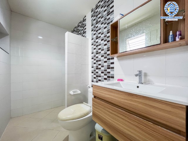 *****บ้านเดี่ยวมือสอง นนทบุรี ม.ดีซิโอ้ ราชพฤกษ์ หลังมุม เนื้อที่กว้างเกือบ 62 ตร.ว. ฟังก์ชัน 3 ห้องนอน 3 ห้องน้ำ ที่จอดรถ 2 คัน ภายในตกแต่งสวย ดูทันสมัย โครงการตั้งบนทำเลดี เชื่อมต่อทั้งถนนราชพฤกษ์, ถนนรัตนาธิเบศร์, ถนนชัยพฤกษ์, ถนนแจ้งวัฒนะ และรถไฟฟ้าสายสีม่วง "สถานีบางรักน้อยท่าอิฐ" และจุดขึ้นทางด่วน "งามวงศ์วาน"